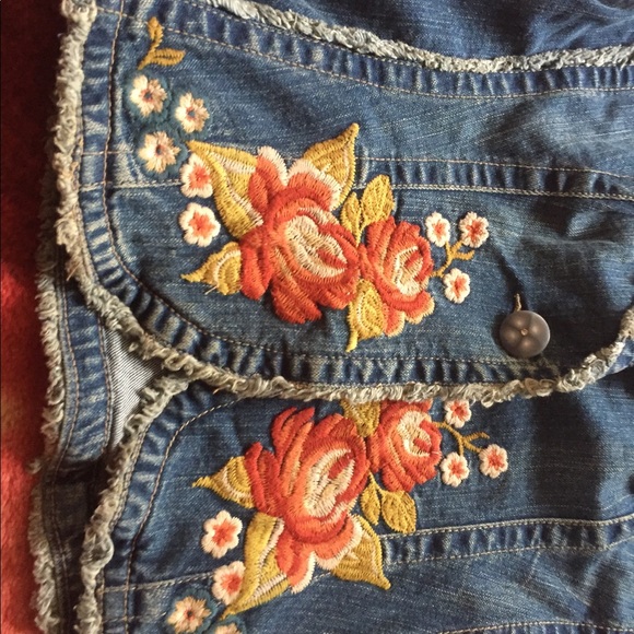 Size small sweet embroidered jean jacket - Picture 2 of 6